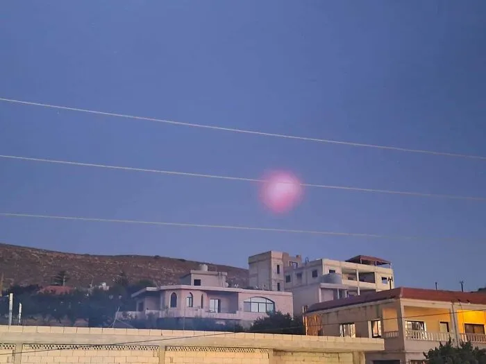 Esta esfera púrpura apareció en el cielo en la mayoría de los pueblos del Líbano, ¿alguien sabe qué es?