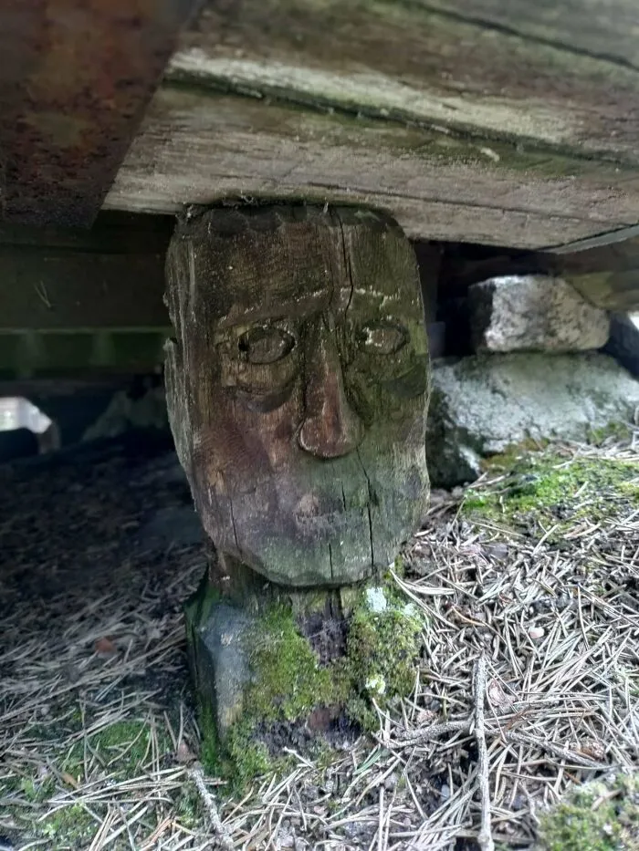 Estatuas bajo una casa de 70 años