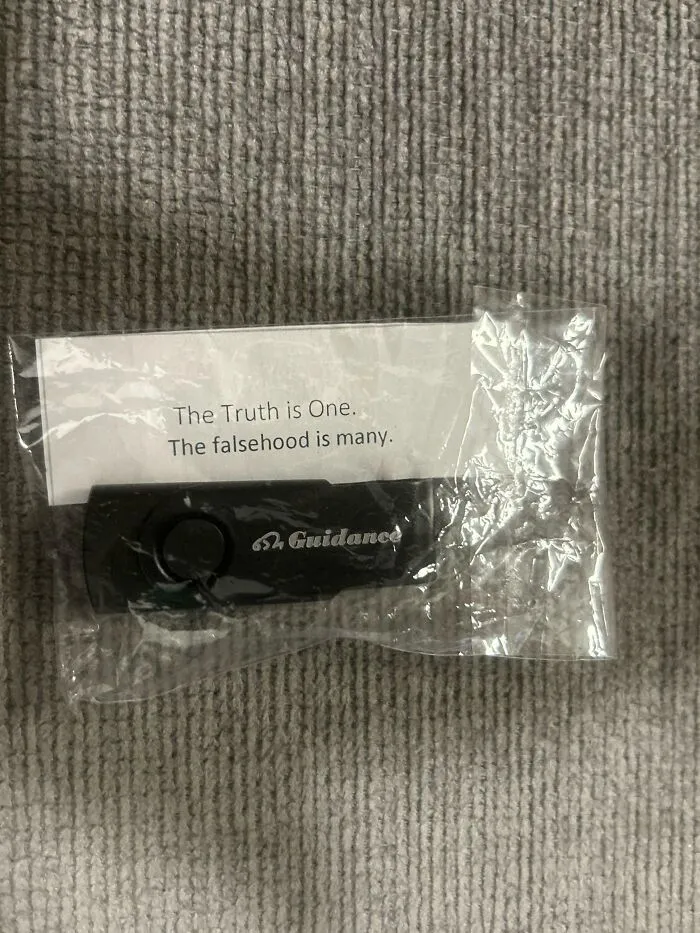Memoria USB que alguien ha dejado en mi limpiaparabrisas