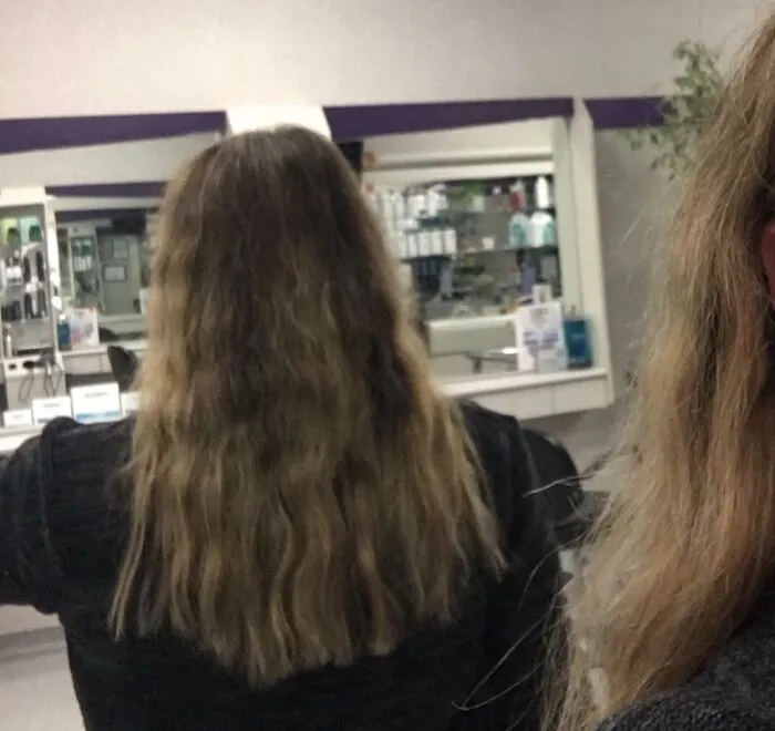Soy peluquera y mi compañera me cortó el pelo hoy. Confío en ella y no miré la parte de atrás hasta después.