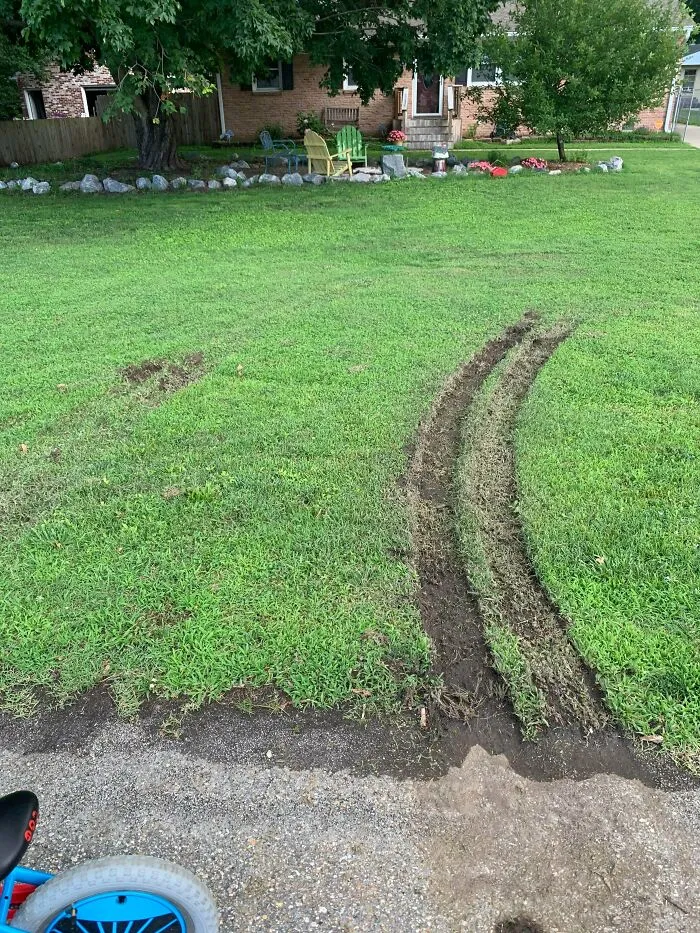 Huellas profundas en césped de jardín frente a casa, demostrando que hoy puede ser un día horrible y peor aún puede pasar.