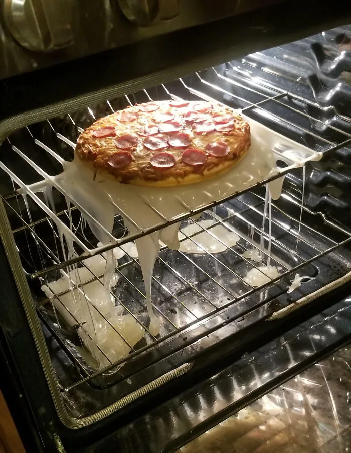 Mi hija usó una tabla de cortar de plástico como bandeja para pizza.