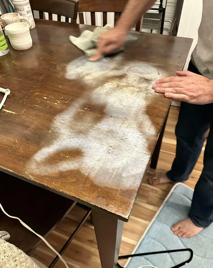 Mesa de madera con manchas y deterioro visible, mostrando que hoy puede ser peor con fotos que impactan.