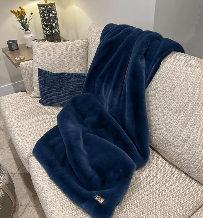 All Your Future Plans Are About To Be Immediately Canceled The Second You Wrap Yourself In This <a Style="Display:inline;" Href="Https://Www.amazon.com/Ugg-Whitecap-Plush-Flannel-Oversized/Dp/B08kykt1gn?ie=utf8&th=1&linkcode=ll1&tag=bpbee-20&linkid=b9cfbdaba39ee9d436798574e14ede37&language=en_us&ref_=as_li_ss_tl" Target="_blank">  <span Style="Font: Inherit; Color: #d74b1f;"> Ugg Whitecap Plush Throw Blanket </Span>