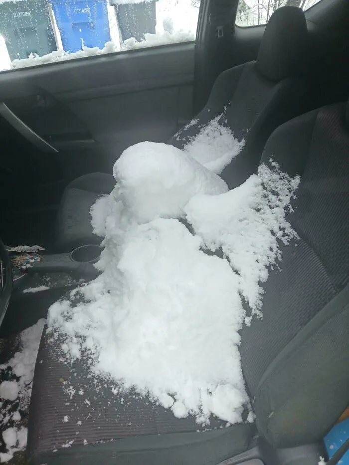 Nieve acumulada en el asiento de un auto, ejemplo de que un mal día puede empeorar según fotos impactantes.