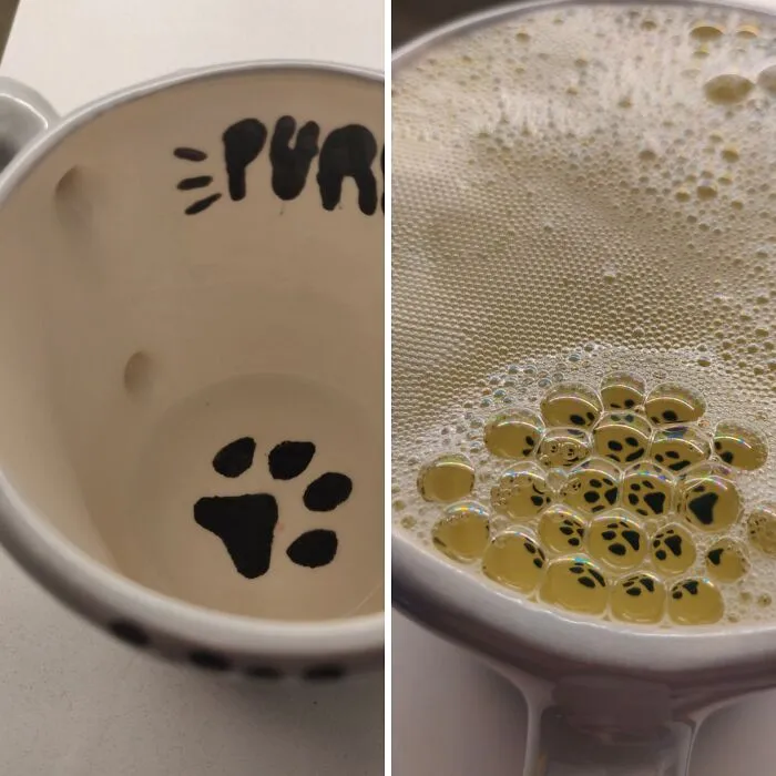 Taza con diseño de huella dentro y burbujas que parecen huellas, imagen de algo muy random encontrado.
