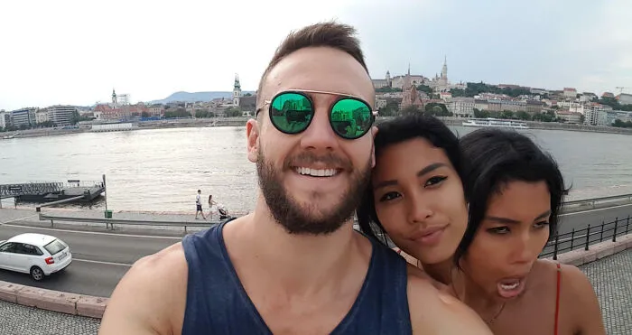 Mi teléfono tiene una función de selfie panorámica. Hay que quedarse quieto para que funcione. Mi novia estornudó y pasó esto.