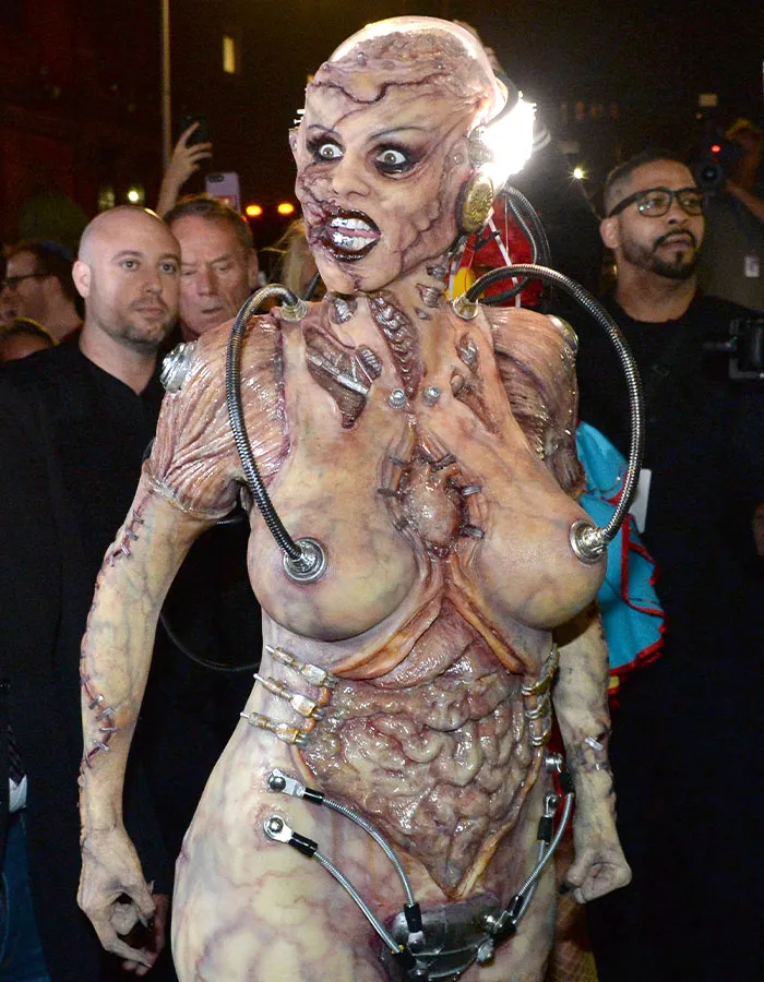 2019 - An Alien With Its Innards Showing