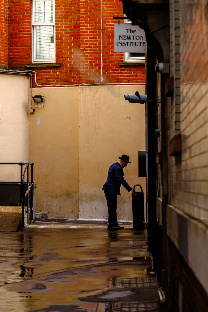 41 Stunning Street Photography Shots That Capture Life’s Unexpected Moments