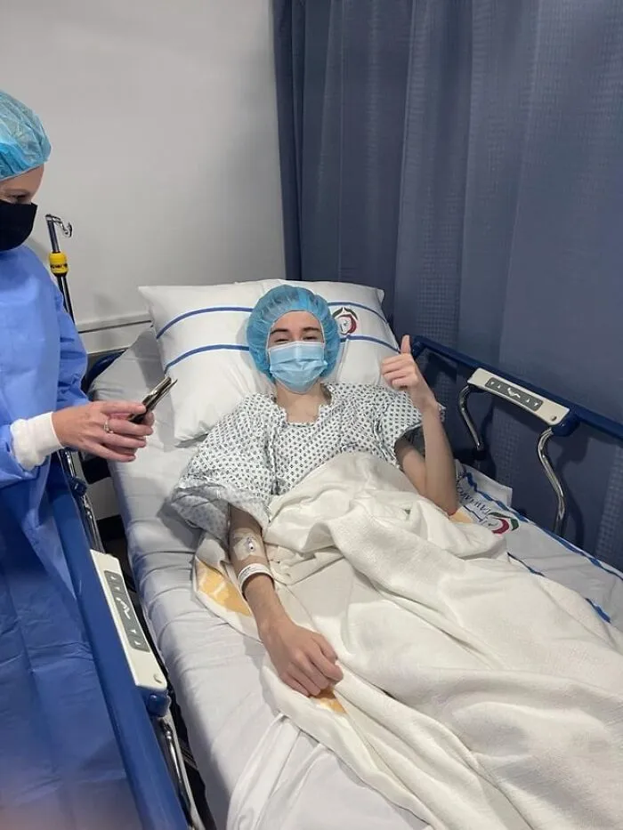 Me diagnosticaron sarcoma de Ewing. El lunes me pondrán un catéter venoso central en el brazo y me harán una biopsia de médula ósea. Espero empezar la quimioterapia el martes. ¡Deseadme suerte!