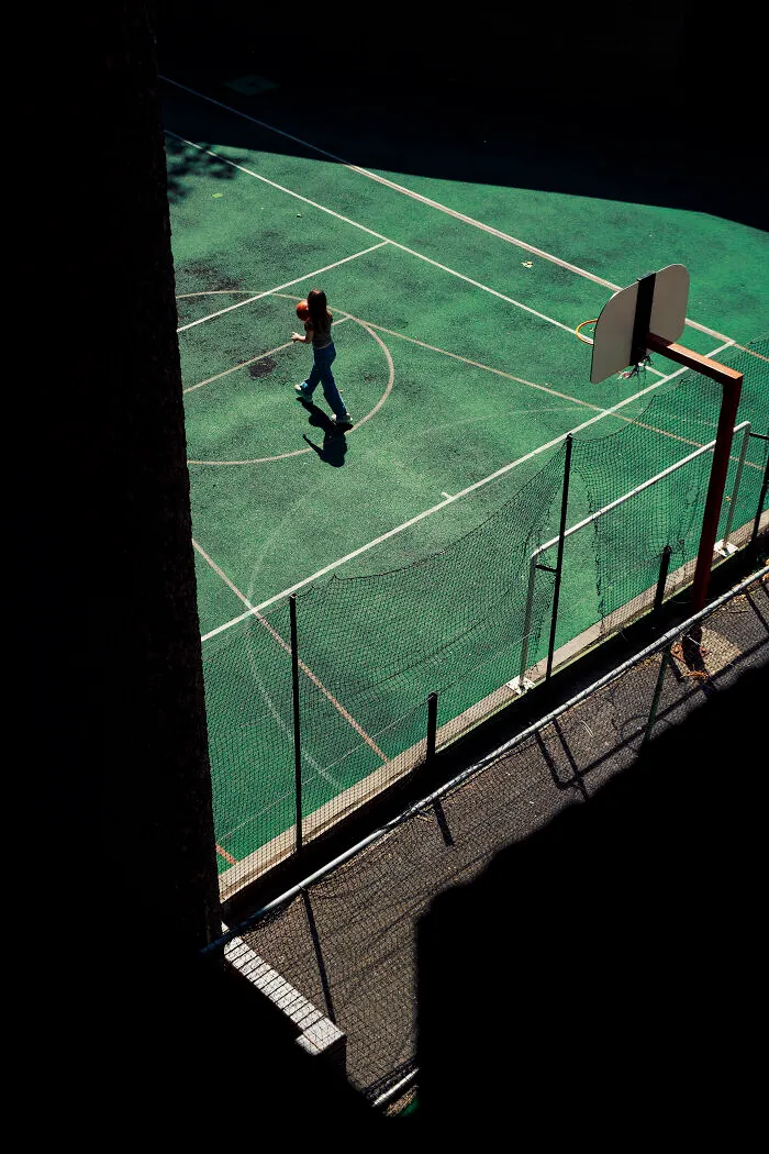 41 Stunning Street Photography Shots That Capture Life’s Unexpected Moments