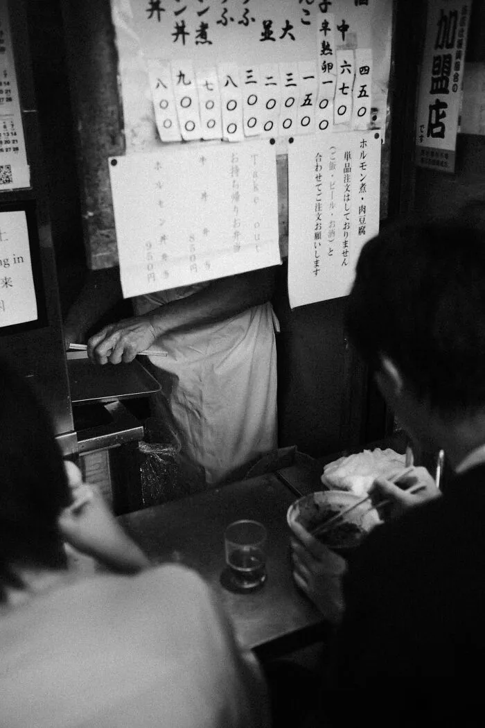 41 Stunning Street Photography Shots That Capture Life’s Unexpected Moments