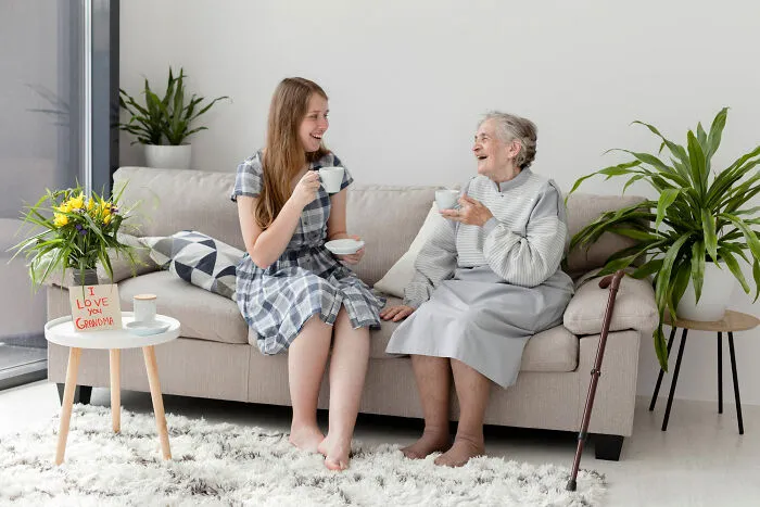 “She Stopped Being Racist”: 30 People With Dementia Who Said The Funniest Things To Their Dearest