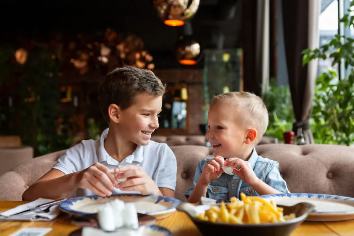 35 Waiters Share The Most Painful “Table For Two” Moments That Ended Up Being “Table For One”