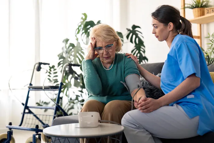 “She Stopped Being Racist”: 30 People With Dementia Who Said The Funniest Things To Their Dearest