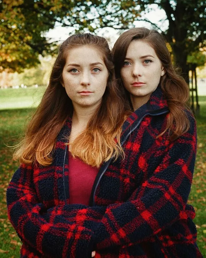 Eleonora Collini’s Twin Portraits Reveal How Similar And Different Siblings Can Be (30 Pics)
