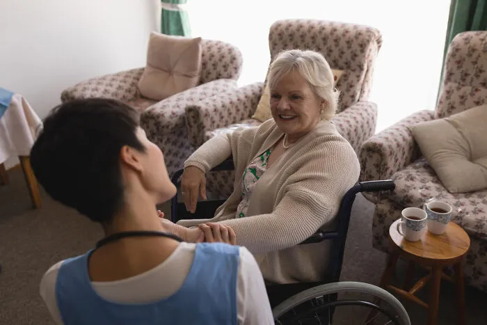 “She Stopped Being Racist”: 30 People With Dementia Who Said The Funniest Things To Their Dearest