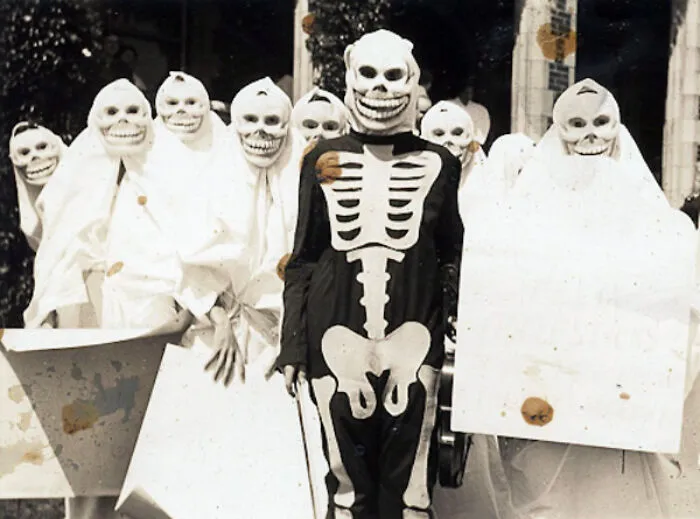 50 Vintage Halloween Costumes So Creepy, They May Scare The Bejesus Out Of Your Neighbors