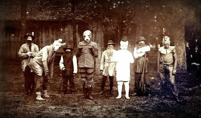 50 Vintage Halloween Costumes So Creepy, They May Scare The Bejesus Out Of Your Neighbors