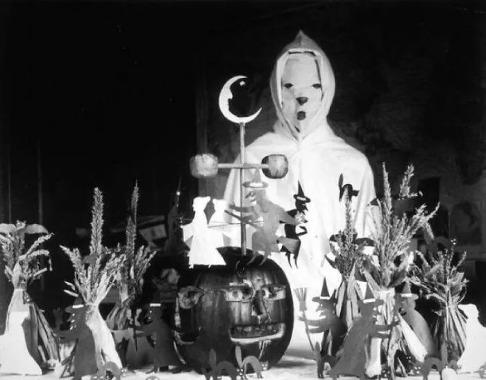 50 Vintage Halloween Costumes So Creepy, They May Scare The Bejesus Out Of Your Neighbors