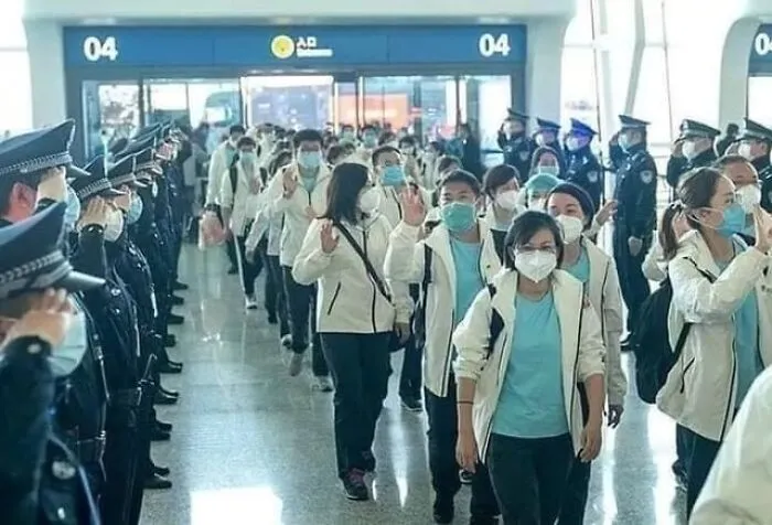 Soldados saludan a los médicos que regresan de Wuhan
