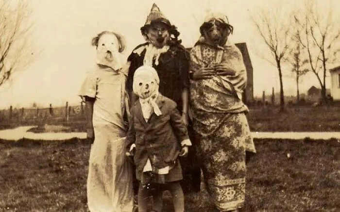 50 Vintage Halloween Costumes So Creepy, They May Scare The Bejesus Out Of Your Neighbors