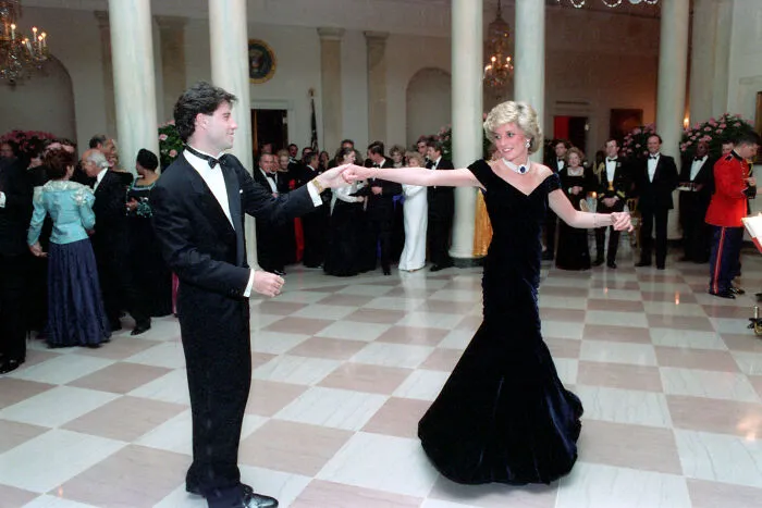 Pareja bailando elegantemente en un evento formal, mostrando moda y estilo fascinante de los años 1980s salvajes.
