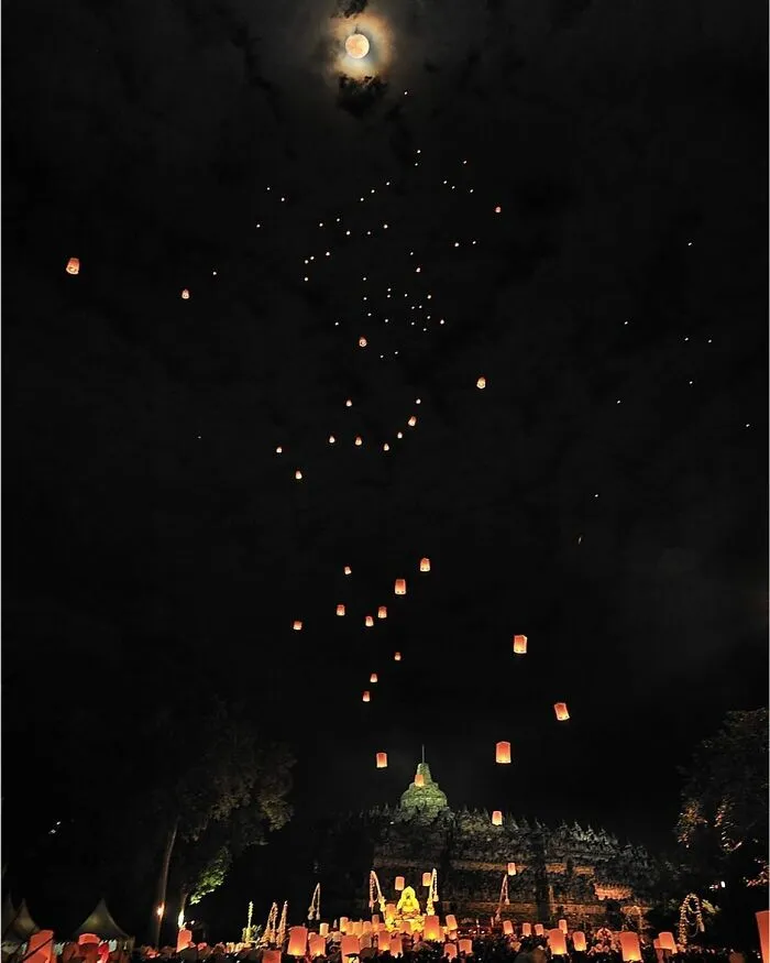 "Fly Your Wish To The Moon", Vesakh Day, Borobudur