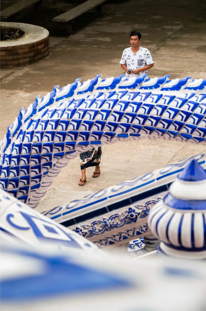 This Photographer Captured 50 Interesting Coincidences In The Streets (New Pics)