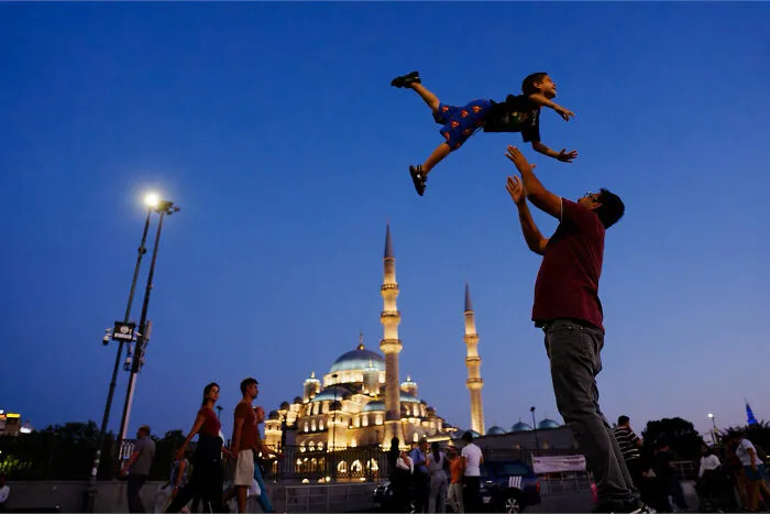 This Photographer Captured 50 Interesting Coincidences In The Streets (New Pics)