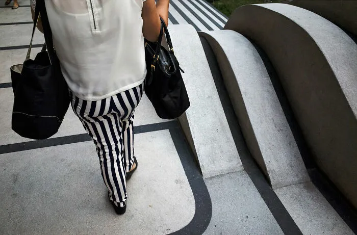This Photographer Captured 50 Interesting Coincidences In The Streets (New Pics)
