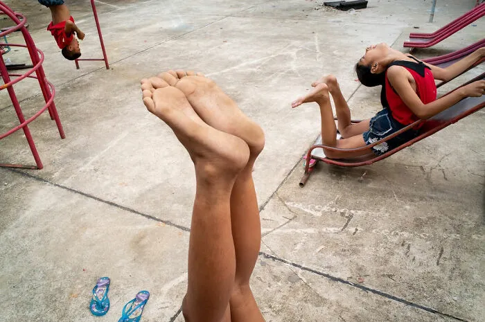This Photographer Captured 50 Interesting Coincidences In The Streets (New Pics)