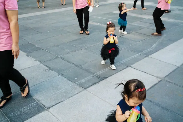 This Photographer Captured 50 Interesting Coincidences In The Streets (New Pics)