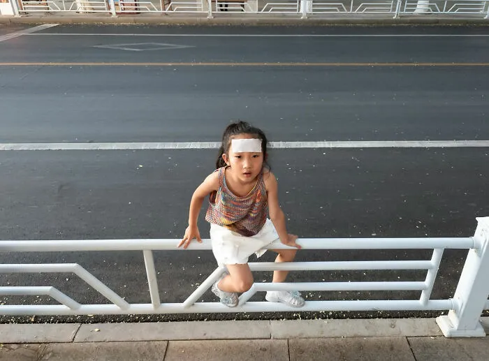 This Photographer Captured 50 Interesting Coincidences In The Streets (New Pics)