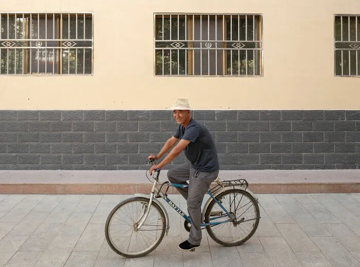This Photographer Captured 50 Interesting Coincidences In The Streets (New Pics)