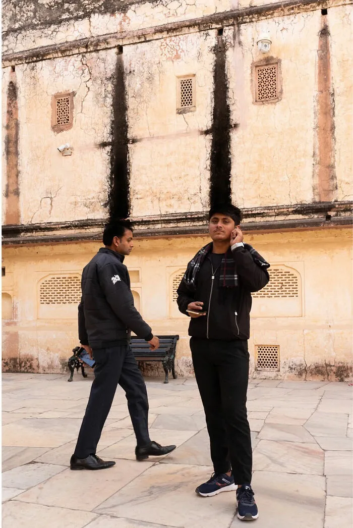 This Photographer Captured 50 Interesting Coincidences In The Streets (New Pics)
