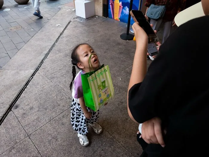 This Photographer Captured 50 Interesting Coincidences In The Streets (New Pics)
