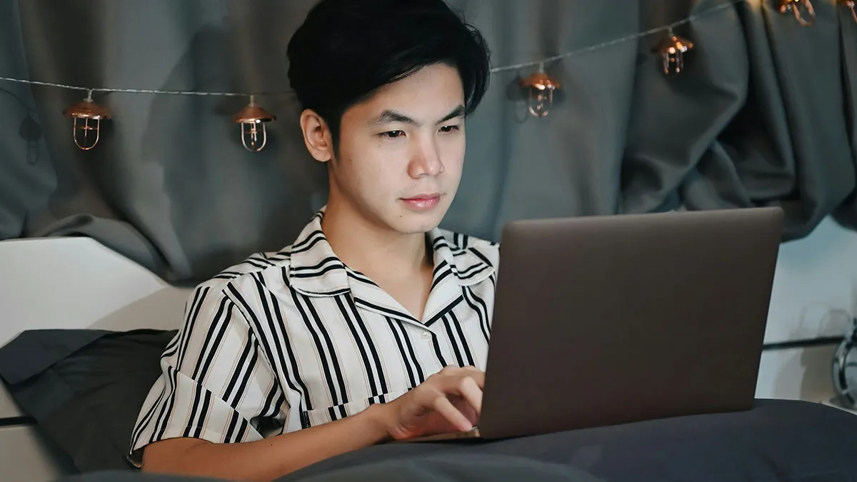 "That Sounds Really Creepy": Guy Finds 100s Of Pics GF Secretly Took Of Him After Just 5 Weeks Of Dating
