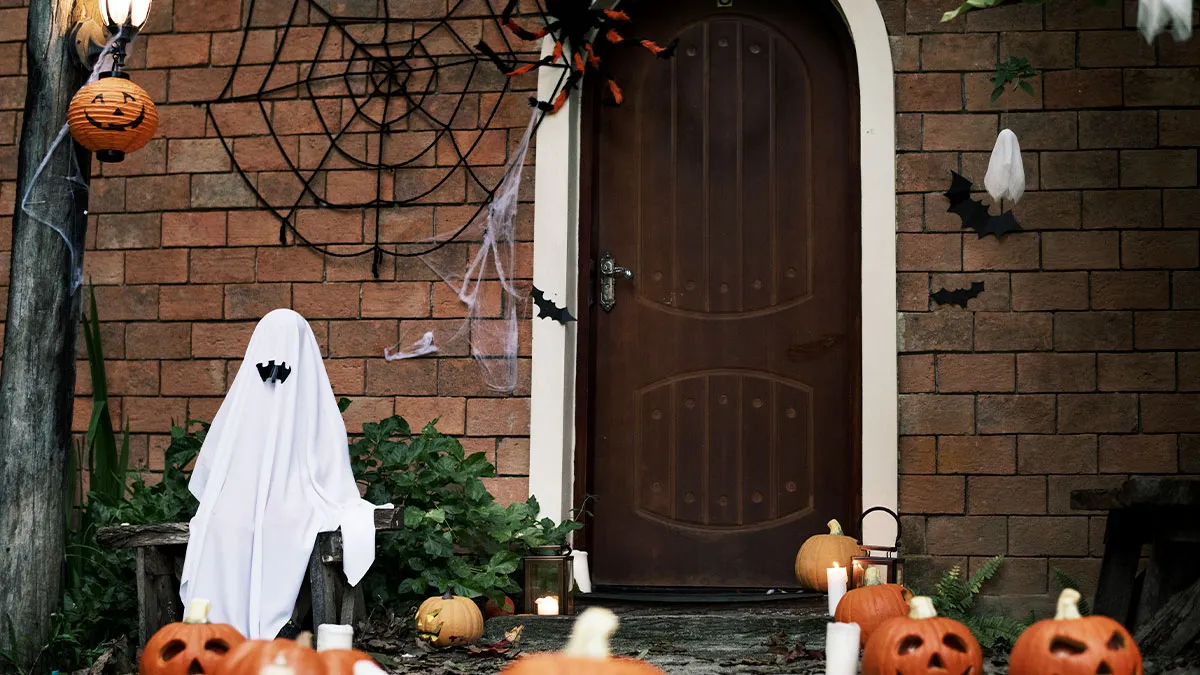Couple Goes All Out Decorating For Halloween, Didn’t See The Neighborhood Drama Coming