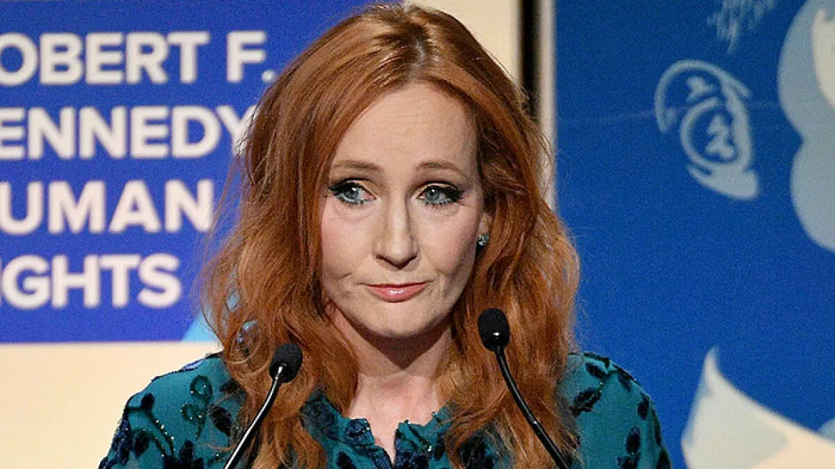 User Bets $100 That J.K. Rowling Is A 'Closet Lesbian' And Her Response Has Hilarious Reactions