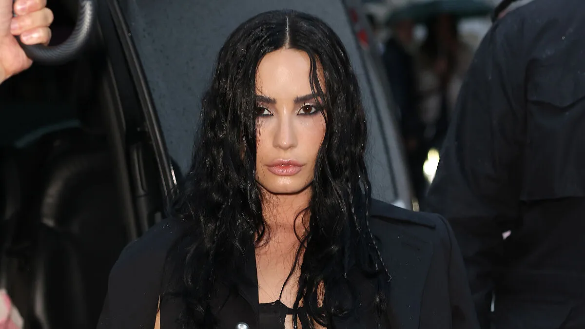 "Arrest The Surgeon Yesterday": Demi Lovato’s Dramatic New Look Sparks Plastic Surgery Speculation