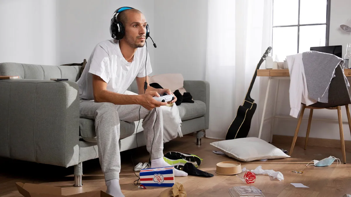 Man Keeps Whining Despite Friend Helping Him With Housing And Job, She Finally Snaps And Says Enough