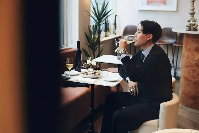 35 Waiters Share The Most Painful “Table For Two” Moments That Ended Up Being “Table For One”