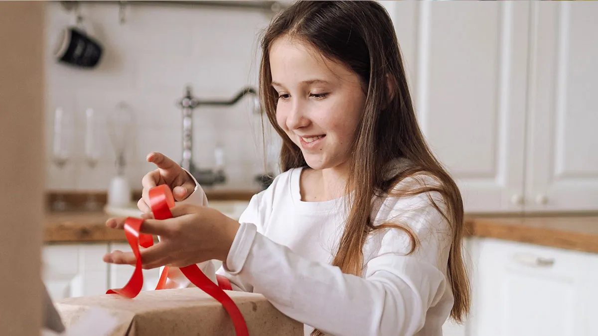 Entitled Younger Sis Opens Big Sis's Gift And Uses It, Parents Livid That She's Actually Mad