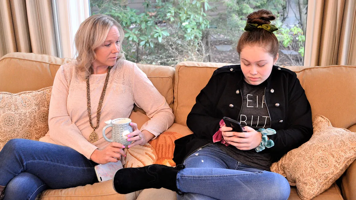 Mom Confesses To Disliking Her Activist Daughter, Netizens Come To The Rescue