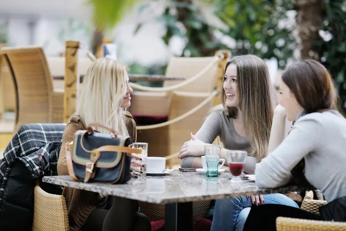 45 Times Being Multilingual Totally Paid Off During Awkward Gossip Moments