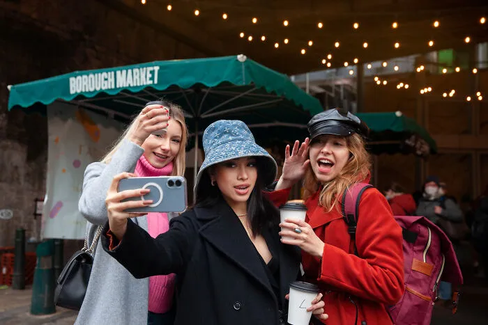 45 Times Being Multilingual Totally Paid Off During Awkward Gossip Moments