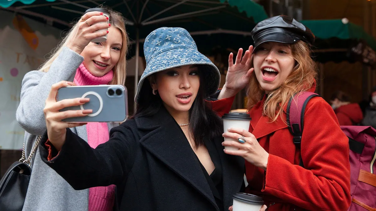 45 Times Being Multilingual Totally Paid Off During Awkward Gossip Moments