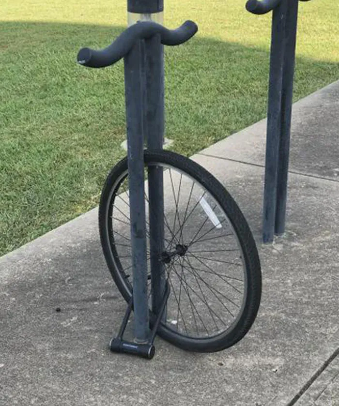 A un hombre sin hogar que frecuenta mi biblioteca local le robaron toda la bici menos la rueda bloqueada
