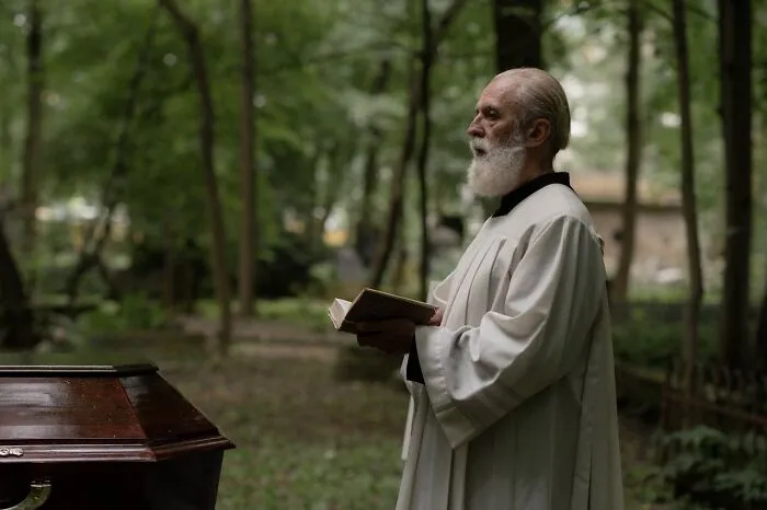 “Painfully Awkward”: 46 Of The Worst And Most Chaotic Funeral Stories People Have Shared